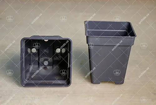 Вазон пластиковый квадратный 8x8x9 см